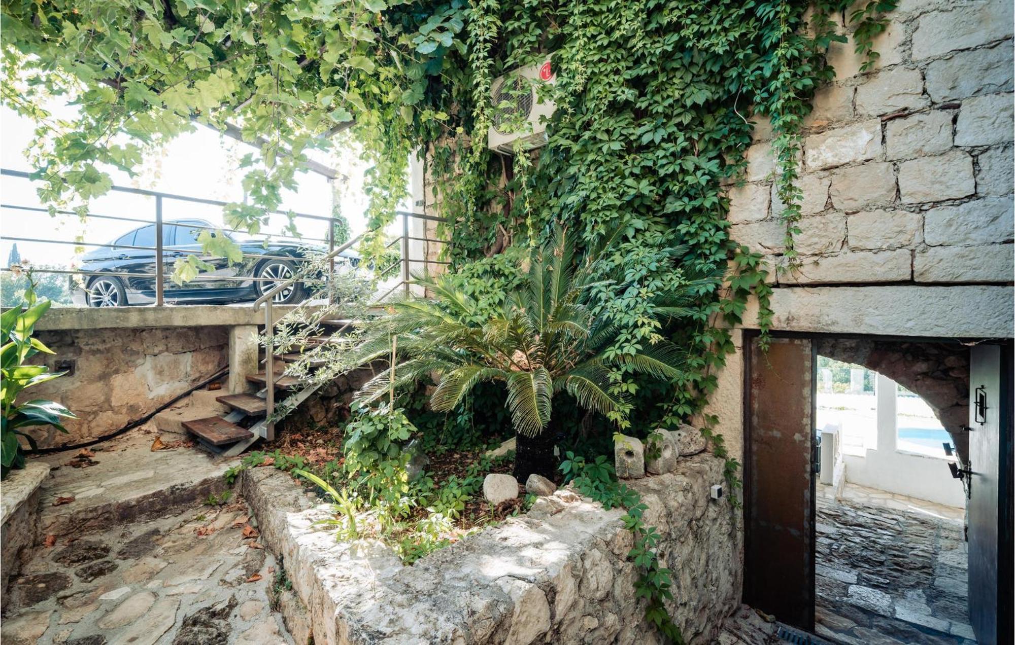 Gorgeous Apartment In Gruda With Jacuzzi المظهر الخارجي الصورة